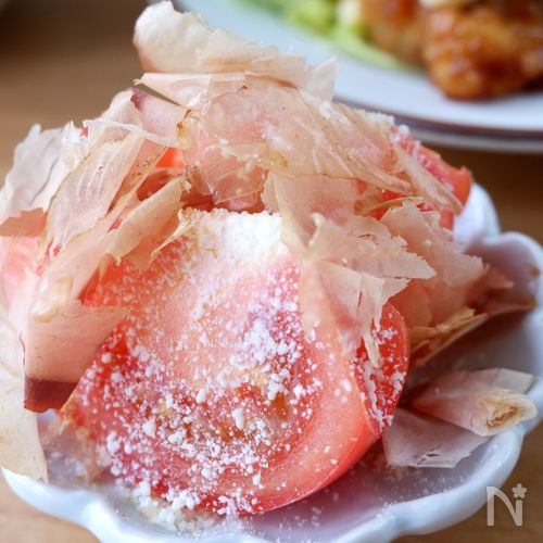 〈チーズおかかトマト〉1分で完成！乗せるだけ簡単副菜！