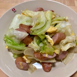 ぴの作ってみた!投稿(魚肉ソーセージ、卵、キャベツの炒め物)