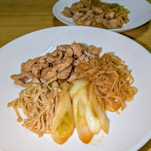 joe sanの作ってみた!投稿(ワンパン10分！【豚こま肉と白滝のすき煮】時短で味染み♩)