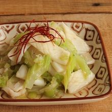 何かと使えて便利なねぎ塩だれで作るイカとセロリのねぎ塩炒め