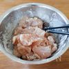 『鶏肉とスナップえんどうのガリバタ炒め』むね肉やわらか♡の工程1
