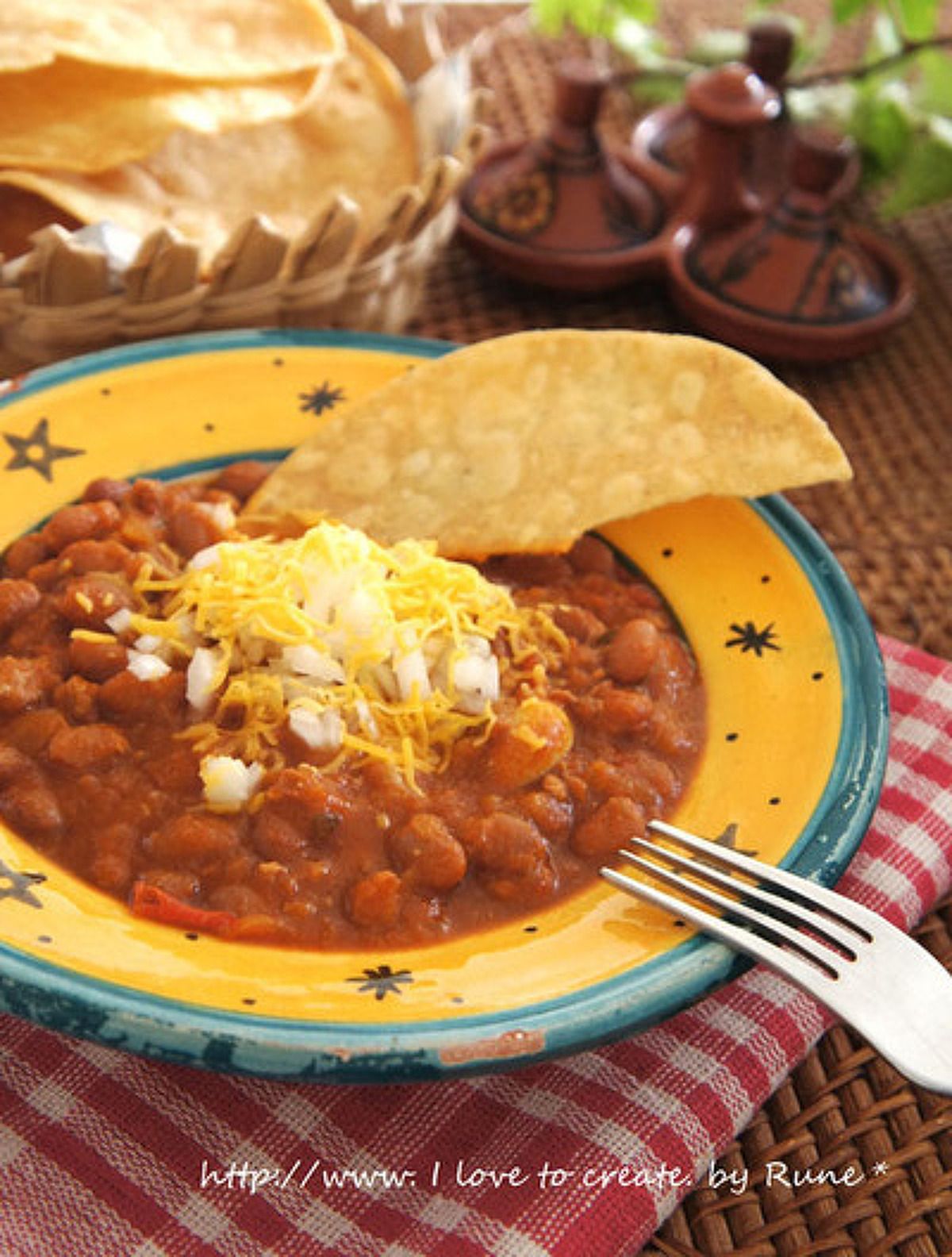 メキシカンビーンズスープ、クリスピーフェタチーズのトルティーヤ添え レシピ