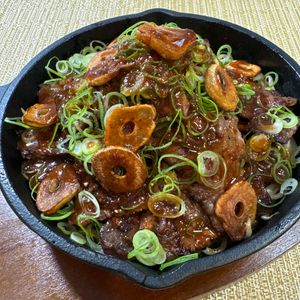 楽ラク手抜キッチン🐶🐾の作ってみた!投稿(フライドガーリックで食べる鉄板ジュージューカルビ焼肉)