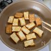 【トマトと厚揚げのだし炒め】かつお節で美味しさアップ！の工程2