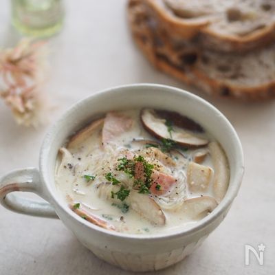 ごはんもパンもイケちゃう♡『きのことベーコンの豆乳スープ』