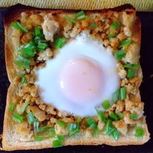 チョロリスの作ってみた!投稿(つくりおきそぼろで♪とろーり卵の鶏そぼろトースト)
