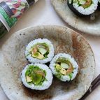 〈サーモン海苔巻き〉シャキシャキ野菜とバジルのハーモニー♪