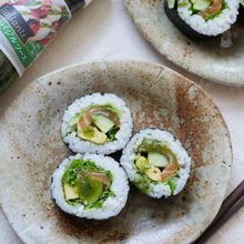 〈サーモン海苔巻き〉シャキシャキ野菜とバジルのハーモニー♪