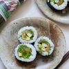 〈サーモン海苔巻き〉シャキシャキ野菜とバジルのハーモニー♪