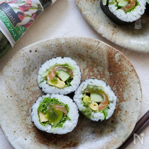 〈サーモン海苔巻き〉シャキシャキ野菜とバジルのハーモニー♪