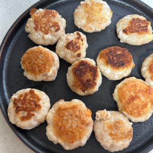 973688の作ってみた!投稿(＼子ども爆食べ／ワンパン10分【カリもちっ♩はんぺんボール】)