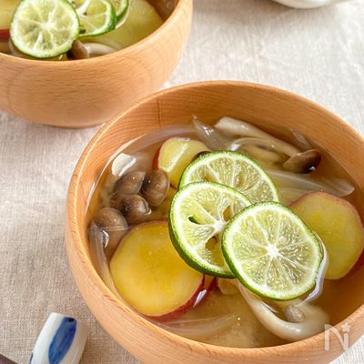 すだちが決め手!ほっくり甘い♡さつまいもとしめじの味噌汁