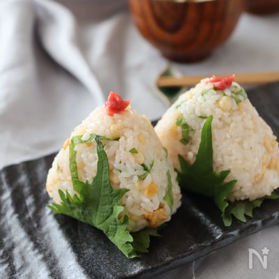 梅と大葉と天かすのおにぎり