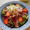 【超時短！映えレシピ】カツオのたたきのごちそうサラダ