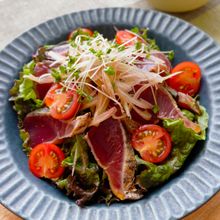 【超時短!映えレシピ】カツオのたたきのごちそうサラダ