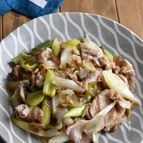 【豚こま切れ肉とネギのザーサイ炒め】ご飯もお酒も進む一品！