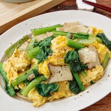 ご飯に合う副菜♪小松菜とキノコの中華たまご炒め