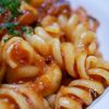 ソースが絡む「海老のトマトソースフジッリ」の工程5