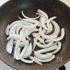 定番調味料でがっつり♪【豚こまと玉ねぎのスタミナ焼き】の工程1