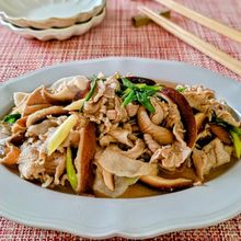 【豚肉とネギとシイタケの炒め】焼肉のたれで手軽に美味しい。