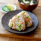 【チンして混ぜるだけ♪鮭と枝豆のおにぎり】昼食や夜食に！