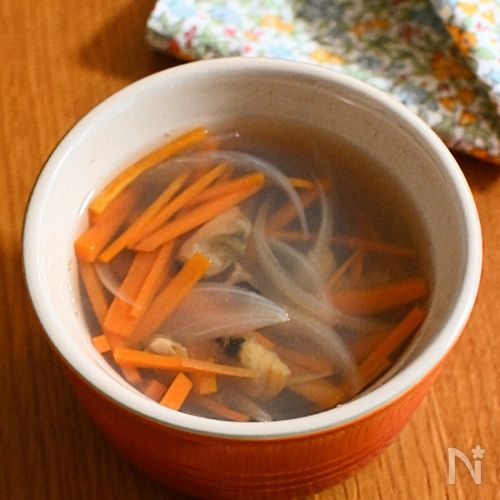 あさりと人参のコンソメスープ