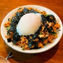 ただ炒めるだけ。栄養満点【鶏むねのピリ辛そぼろ丼】