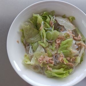 はるにゃんこの作ってみた!投稿(お湯で戻して和えるだけ♪「レタスとツナのさっぱり春雨サラダ」)