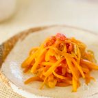 簡単作り置きレシピ【千切り人参の炒り煮】お弁当の彩りに♪