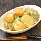 キリっとした味わい♪じゃがいもと新玉ねぎのバター醤油煮込み