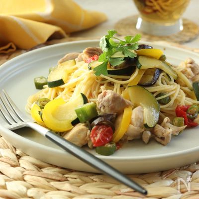 ビタミンたっぷり！鶏肉と夏野菜のパスタ　梅と柚子胡椒風味