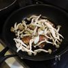 【魔法の漬けおきおかず】てりてり鶏もも肉のきのこソースの工程1