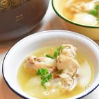 サムゲタン風手羽元とたまねぎともち麦の薬膳スープ
