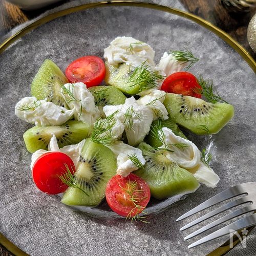 【キウイ🥝と生モッツァレラのサラダ】切って盛り付けるだけ！