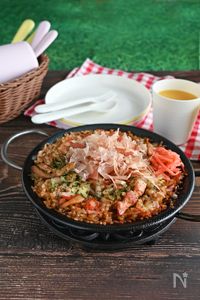 味付けはソースだけ！きのことベーコンのお好み焼き風パエリア