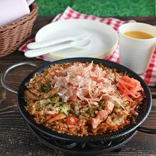 味付けはソースだけ!きのことベーコンのお好み焼き風パエリア