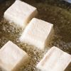 新玉ねぎとみょうがの揚げ出し豆腐の工程3