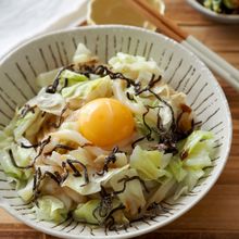レンジで完結！【塩昆布とキャベツの醤油うどん】