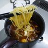ゆで卵がポイント「残った煮込みハンバーグでデミパスタ」の工程5