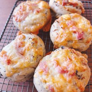 よしりんの作ってみた!投稿(HBで簡単！ベーコンチーズパン♪)