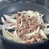 ご飯がすすむ♪【新玉ねぎと豚こまの濃厚コクうま炒め】の工程2