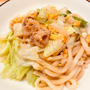 ちひろの作ってみた!投稿(豚バラとレタスの香ばし焼きうどん【卵入りで大満足】)