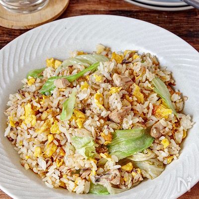 鯖缶で簡単！旨味たっぷり！鯖缶レタスチャーハン