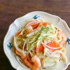 新玉ねぎとスモークサーモンと海老のマリネの工程3
