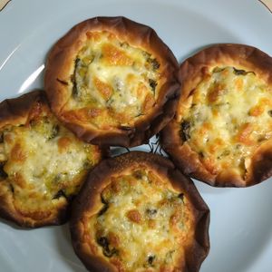 たりおの作ってみた!投稿(餃子の皮にのせて焼くだけ！トースターで「高菜マヨチーズピザ」)
