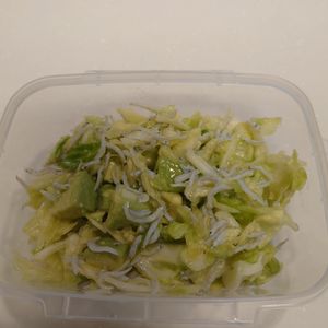 にゃんこさん🐱の作ってみた!投稿(抱えて食べたい♩春キャベツとアボカドのしらすサラダ)