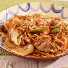 夏の屋台で食べる焼きそば