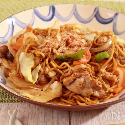 夏の屋台で食べる焼きそば
