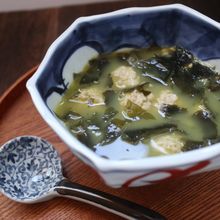 鶏だしの旨みたっぷり！納豆つくねの韓国風わかめスープ