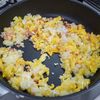 定番の鮭レタスチャーハンの工程2